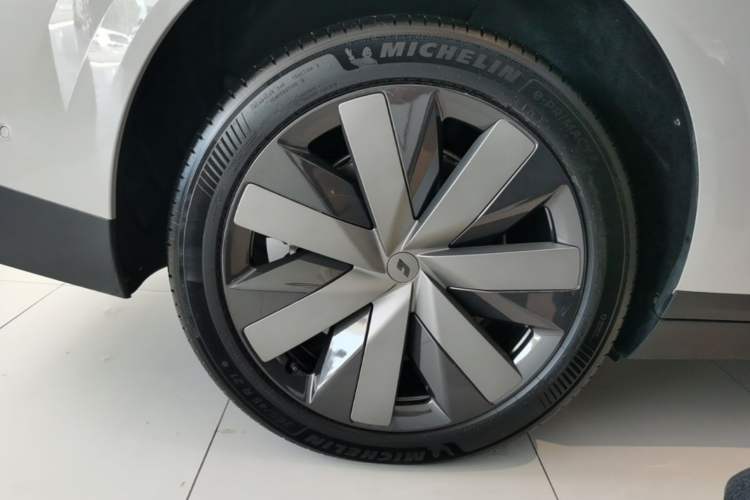 Used Li Auto i8 2025 Model Standard Version Right Rear Wheel Hub