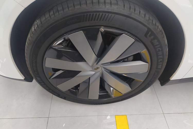 Used Li Auto i8 2025 Model Standard Version Exterior 4