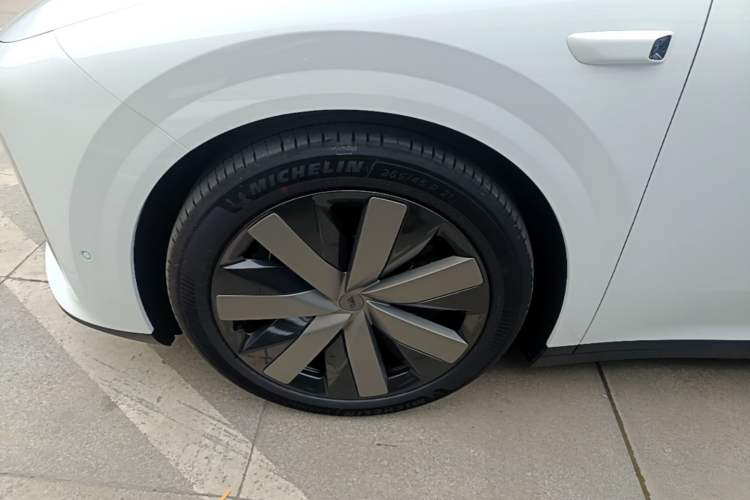 Used Li Auto i8 2025 Model Standard Version Exterior 4