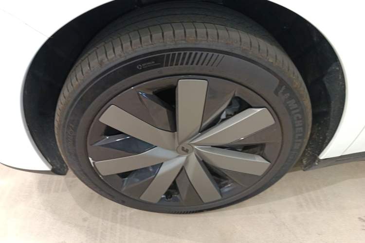 Used Li Auto i8 2025 Model Standard Version Exterior 4