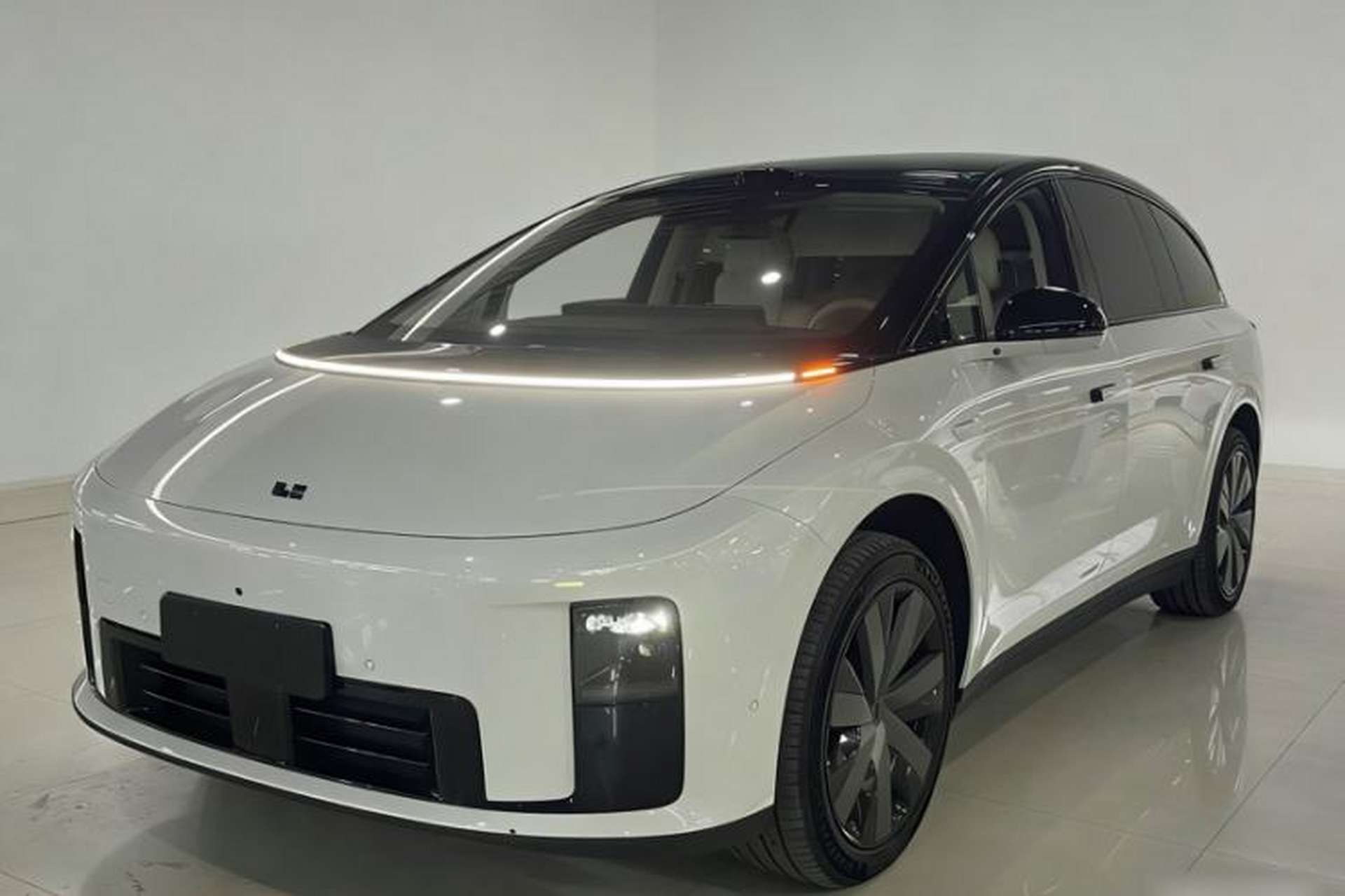 Used Li Auto i8 2025 Model Standard Version Front Left 45 Deg