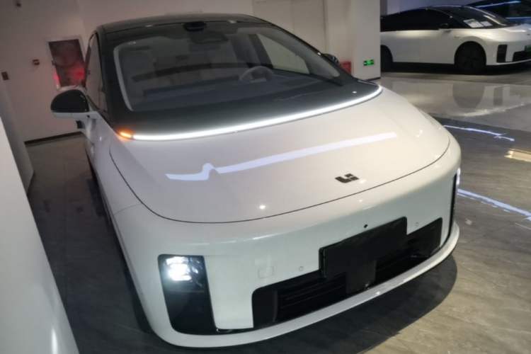 Used Li Auto i8 2025 Model Standard Version Front Right 45 Deg