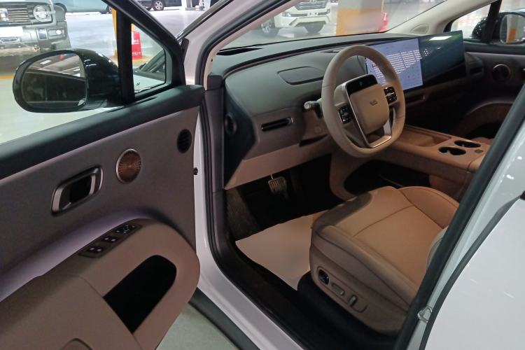 Used Li Auto i8 2025 Model Standard Version Interior 3