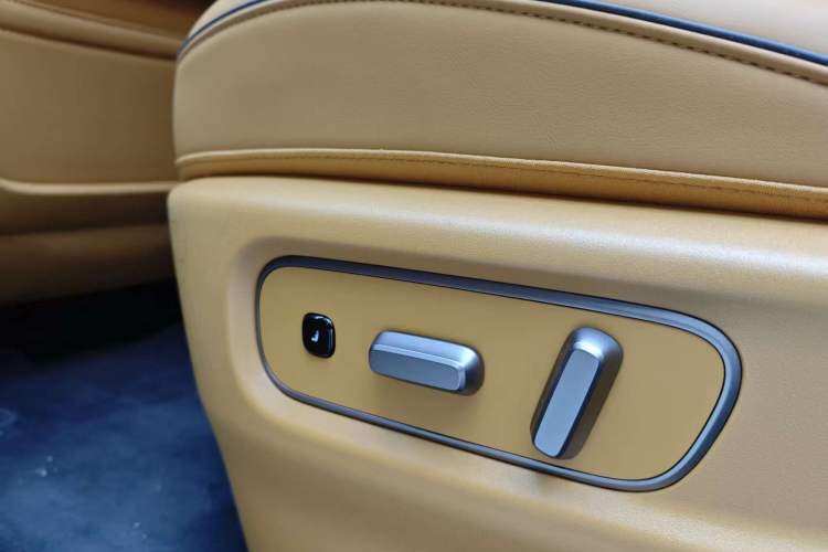 Used Li Auto i8 2025 Model Standard Version Interior 4