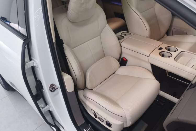 Used Li Auto i8 2025 Model Standard Version Right Front Seat