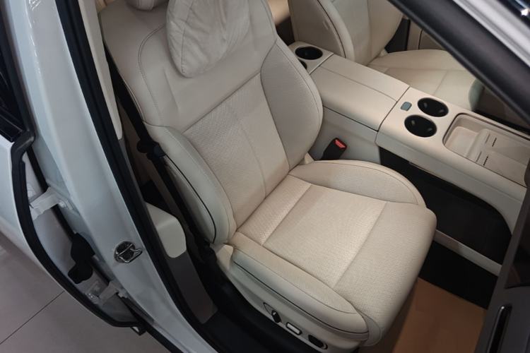 Used Li Auto i8 2025 Model Standard Version Right Front Seat