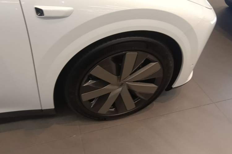 Used Li Auto i8 2025 Model Standard Version Right Front Wheel Hub