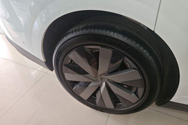 Used Li Auto i8 2025 Model Standard Version Right Rear Wheel Hub