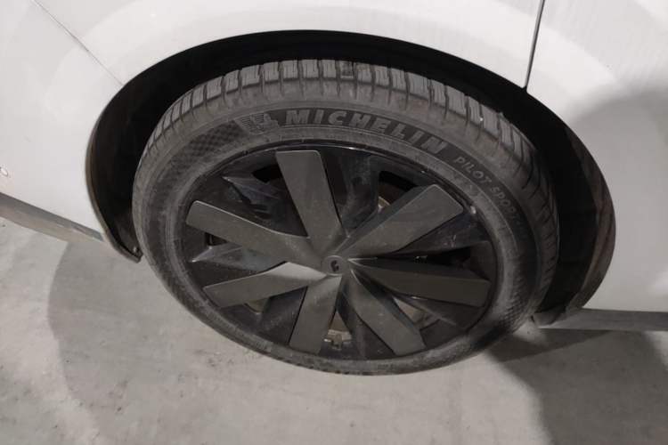 Used Li Auto i8 2025 Model Standard Version Right Rear Wheel Hub