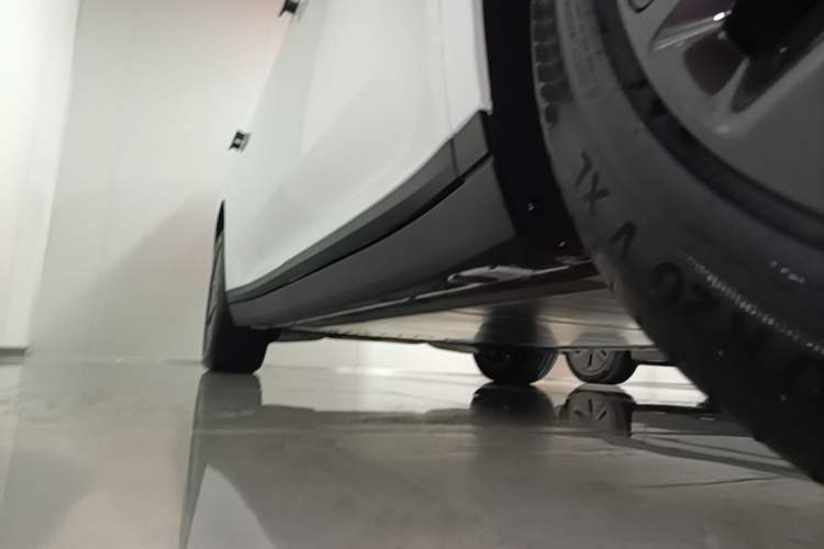 Used Li Auto i8 2025 Model Standard Version Right Side Sill