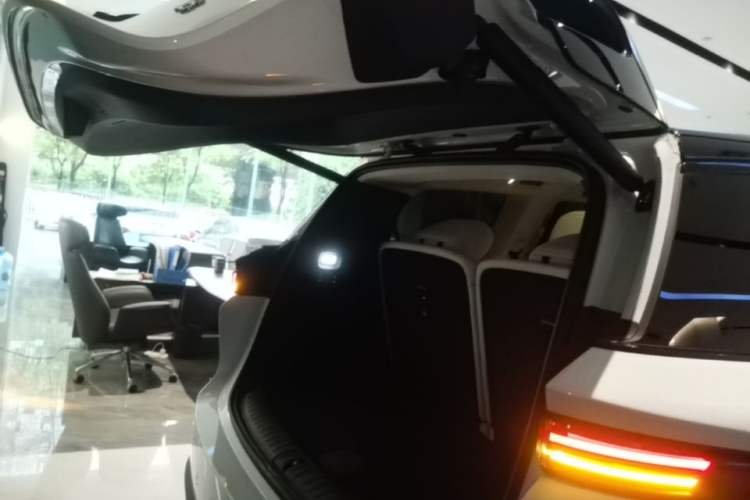 Used Li Auto i8 2025 Model Standard Version Trunk