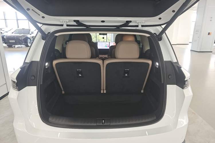 Used Li Auto i8 2025 Model Standard Version Trunk