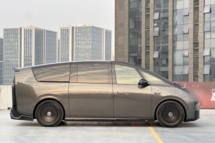 Used Li Auto MEGA 2024 Ultra Model Exterior 3