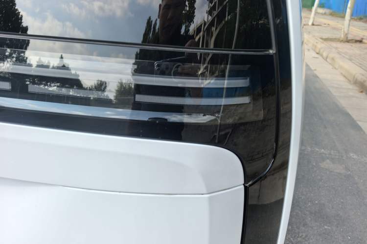 Used Li Auto MEGA 2025 Home Family Special Edition Exterior 9