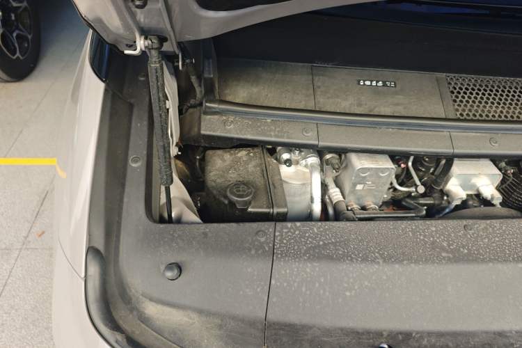 Used Li Auto MEGA 2024 Ultra Model Engine Bay Right