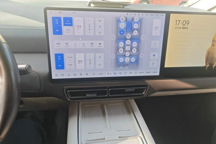 Used Li Auto MEGA 2024 Ultra Model Audio And AC Panel