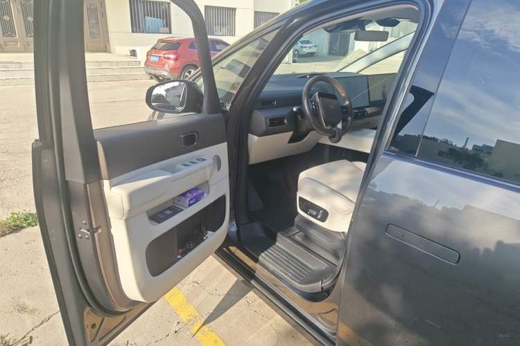 Used Li Auto MEGA 2024 Ultra Model Driver Seat