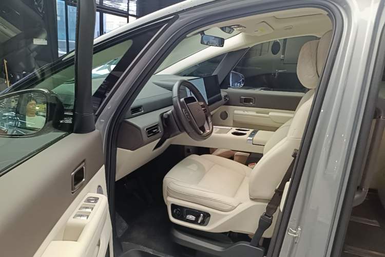 Used Li Auto MEGA 2024 Ultra Model Driver Seat