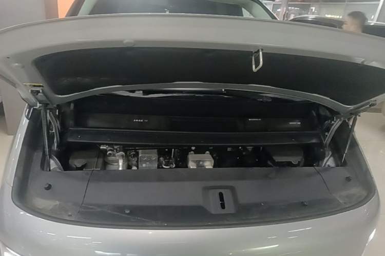 Used Li Auto MEGA 2024 Ultra Model Engine Bay