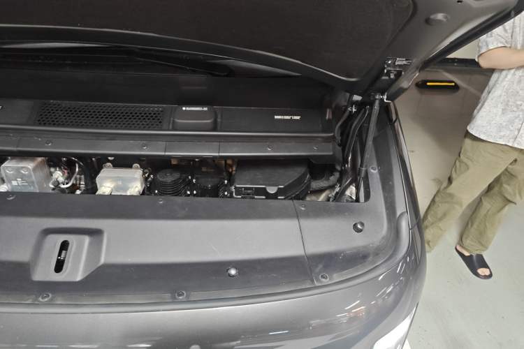 Used Li Auto MEGA 2024 Ultra Model Engine Bay Left