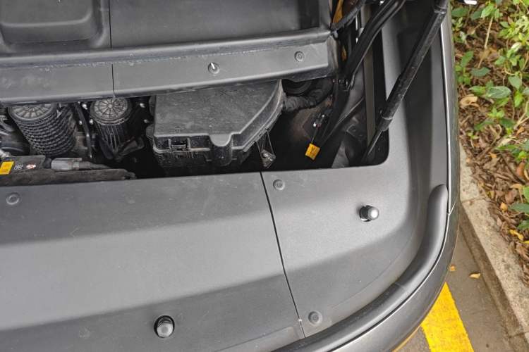 Used Li Auto MEGA 2024 Ultra Model Engine Bay Left
