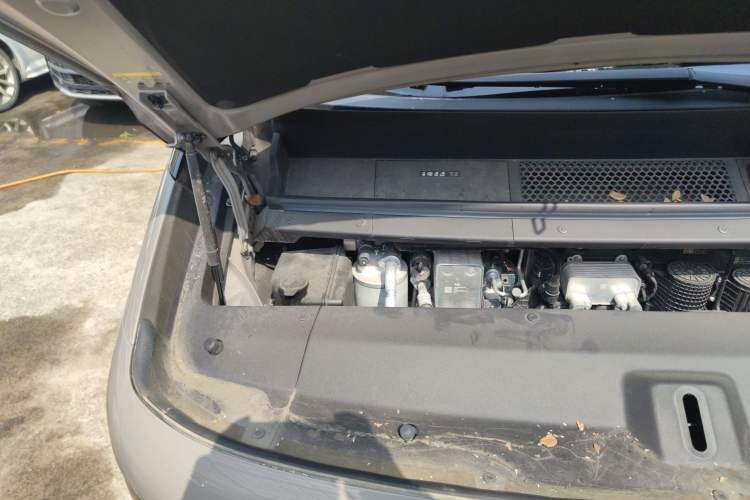 Used Li Auto MEGA 2024 Ultra Model Engine Bay Right