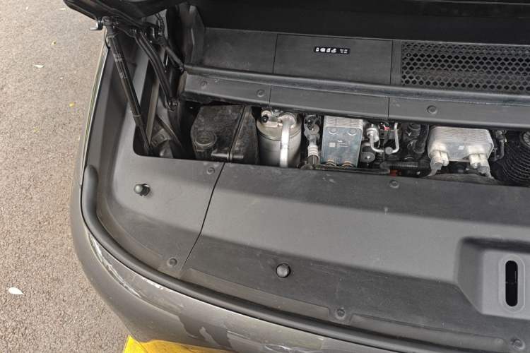 Used Li Auto MEGA 2024 Ultra Model Engine Bay Right