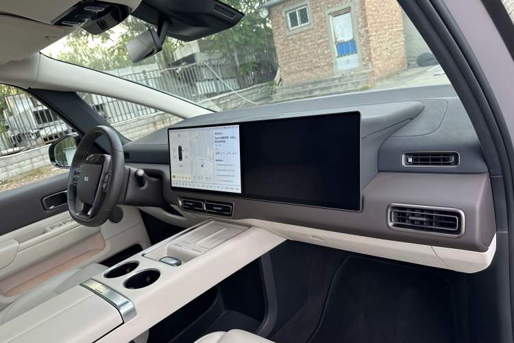 Used Li Auto MEGA 2024 Ultra Model Engine Bay