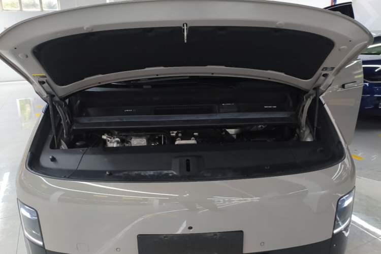 Used Li Auto MEGA 2024 Ultra Model Engine Bay
