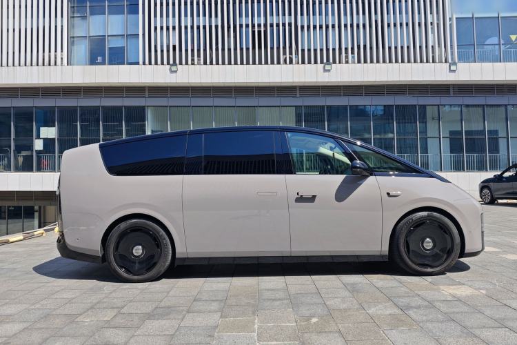 Used Li Auto MEGA 2024 Ultra Model Exterior 1