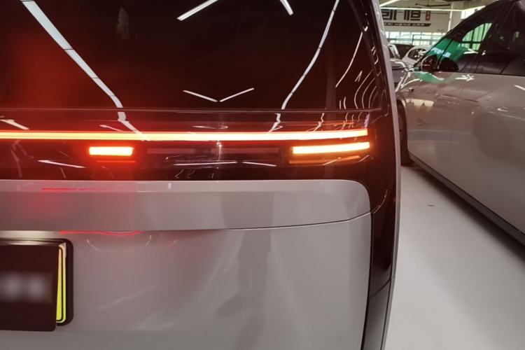 Used Li Auto MEGA 2024 Ultra Model Exterior 3