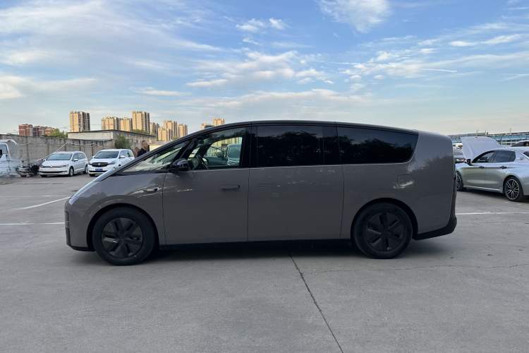 Used Li Auto MEGA 2024 Ultra Model Exterior 3