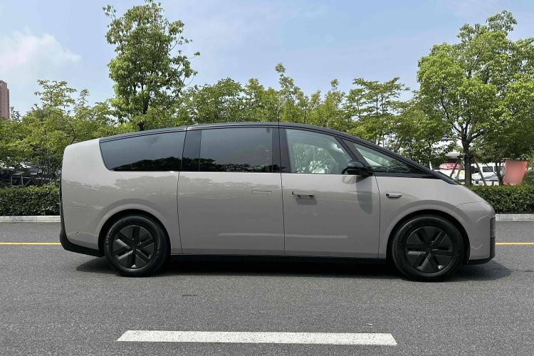 Used Li Auto MEGA 2024 Ultra Model Exterior 3