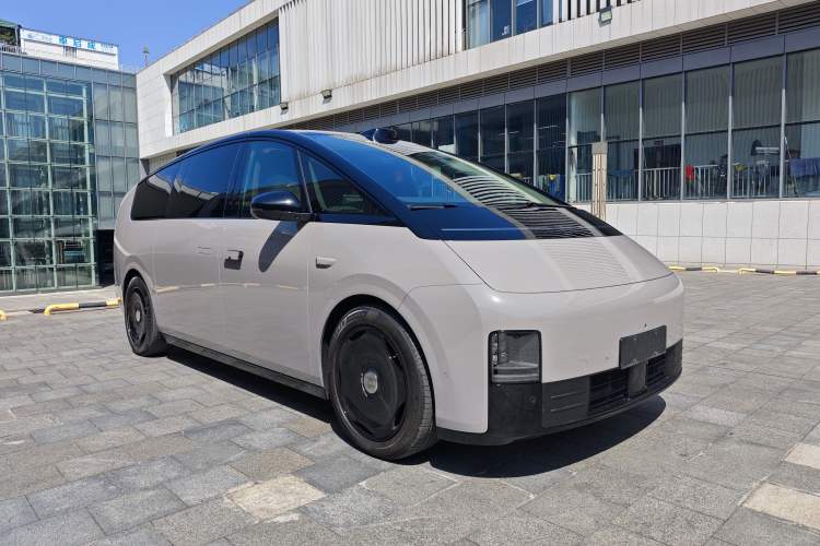 Used Li Auto MEGA 2024 Ultra Model Exterior 4