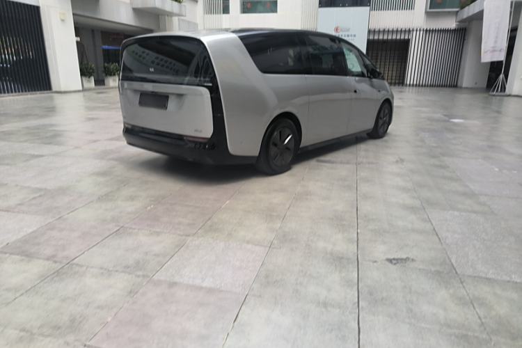 Used Li Auto MEGA 2024 Ultra Model Exterior 4