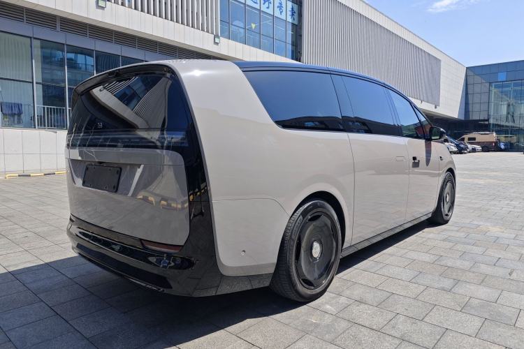 Used Li Auto MEGA 2024 Ultra Model Exterior 5
