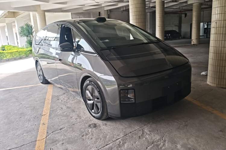 Used Li Auto MEGA 2024 Ultra Model Front Right 45 Deg