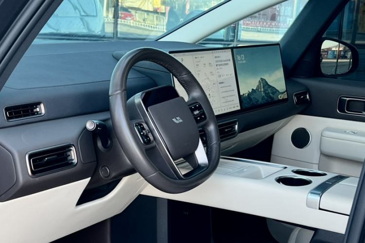 Used Li Auto MEGA 2024 Ultra Model Interior 1