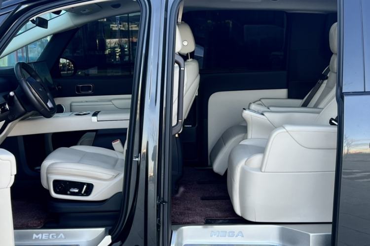Used Li Auto MEGA 2024 Ultra Model Interior 10