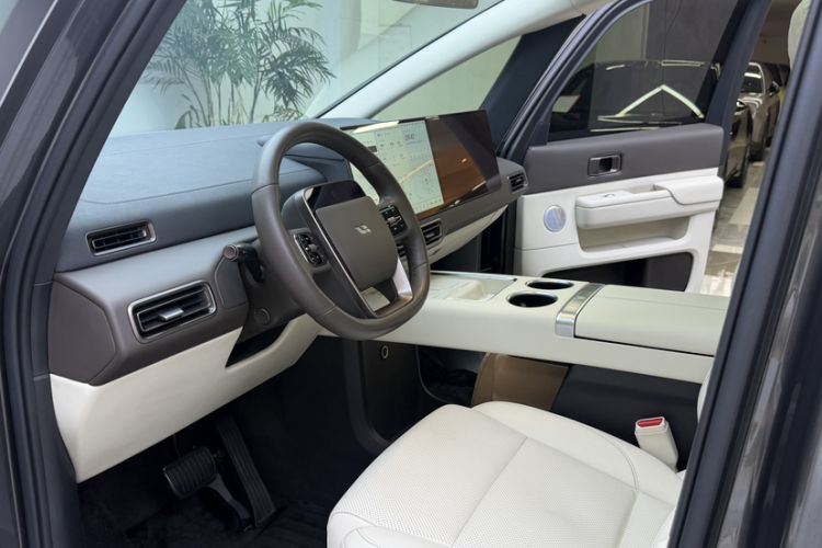 Used Li Auto MEGA 2024 Ultra Model Interior 11