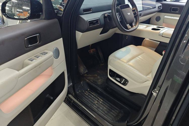 Used Li Auto MEGA 2024 Ultra Model Interior 3