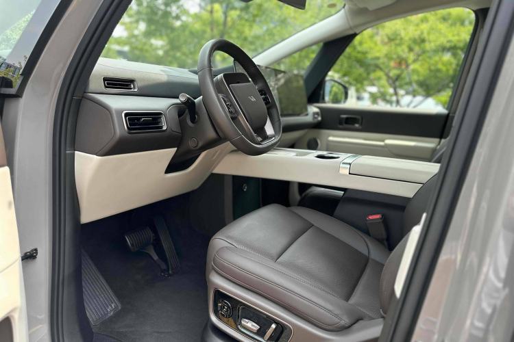 Used Li Auto MEGA 2024 Ultra Model Interior 4