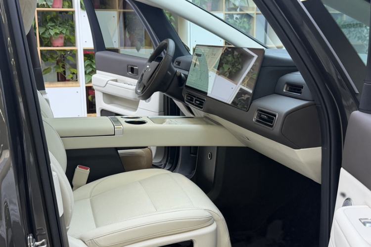 Used Li Auto MEGA 2024 Ultra Model Interior 6