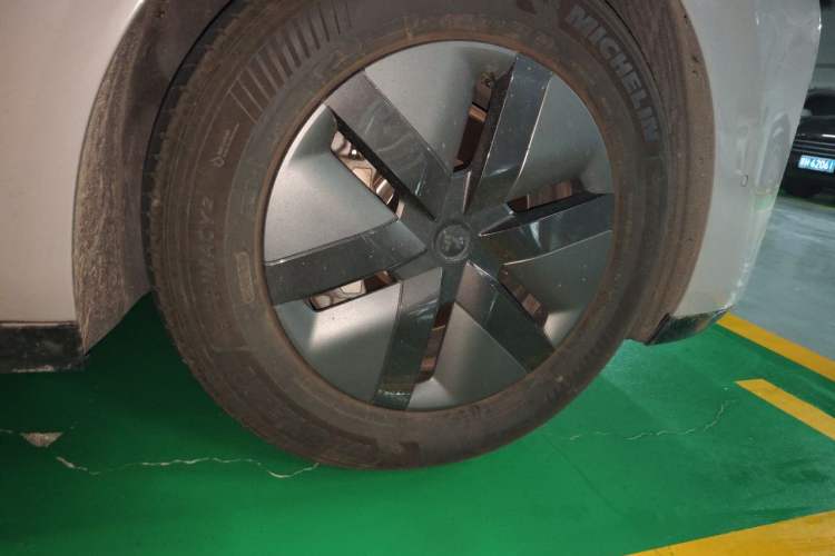 Used Li Auto MEGA 2024 Ultra Model Right Front Wheel Hub