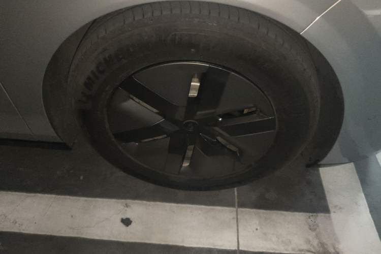 Used Li Auto MEGA 2024 Ultra Model Right Front Wheel Hub