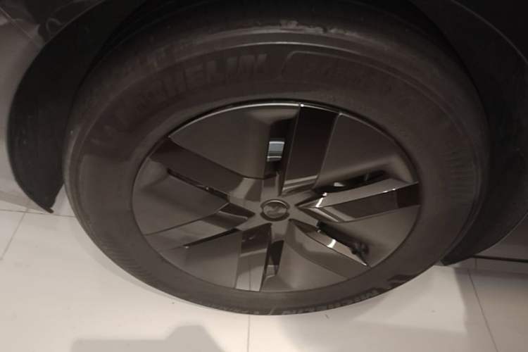 Used Li Auto MEGA 2024 Ultra Model Right Rear Wheel Hub