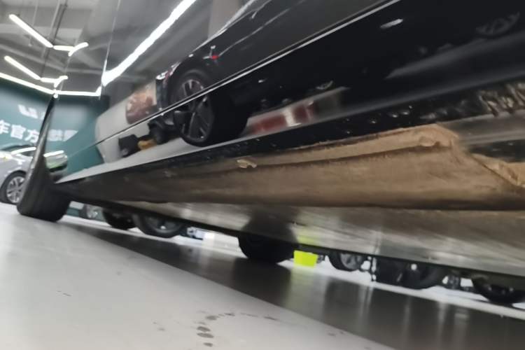 Used Li Auto MEGA 2024 Ultra Model Right Side Sill