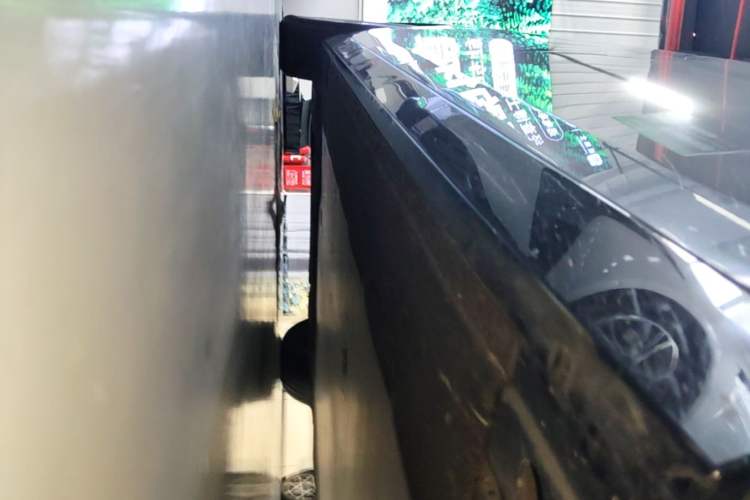 Used Li Auto MEGA 2024 Ultra Model Right Side Sill