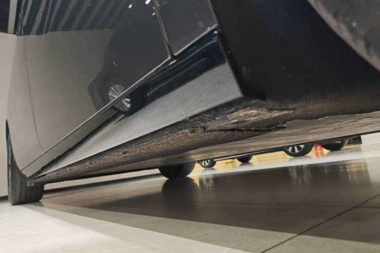 Used Li Auto MEGA 2024 Ultra Model Right Side Sill