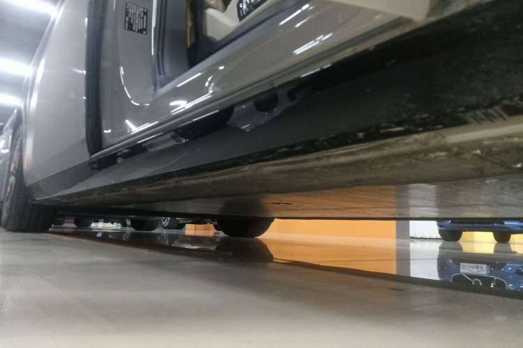 Used Li Auto MEGA 2024 Ultra Model Right Side Sill